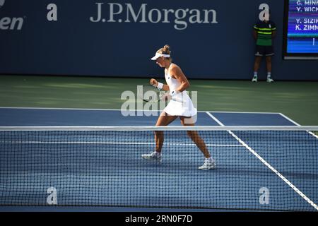 New York, Usa. 30. August 2023. Die belgische Yanina Wickmayer wurde während eines Tennisspiels zwischen dem belgischen Paar Wickmayer-Minnen und dem Paar Sizikova-Zimmermann in der ersten Runde der Women's Doubles beim US Open Grand Slam-Tennisturnier 2023 in New York City, USA, am Mittwoch, den 30. August 2023, abgebildet. BELGA FOTO TONY BEHAR Credit: Belga News Agency/Alamy Live News Stockfoto