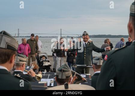 Am 30. August 2023 lächelt Fredericia, Dänemark, Dirigent eines Militärorchesters, seine Musiker an Stockfoto