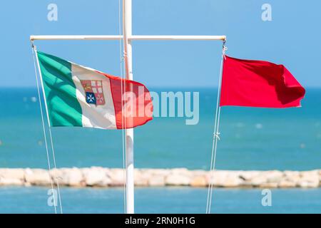 Italienische Flagge isoliert auf Meeresgrund. Trikolore Nahaufnahme wehende Flagge Stockfoto