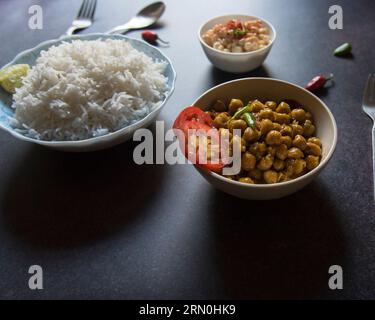 Verzehrfertige vegetarische Gerichte Reis und chana Masala oder Kichererbsencurry Stockfoto