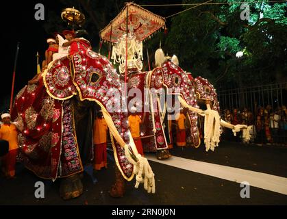 Kandy, Sri Lanka. 30. August 2023. Dekorierte Elefanten spazieren am historischen buddhistischen Zahntempel vorbei während einer Prozession zum Esala Perahera Festival in Kandy, Sri Lanka, am 30. August 2023. Quelle: Ajith Perera/Xinhua/Alamy Live News Stockfoto