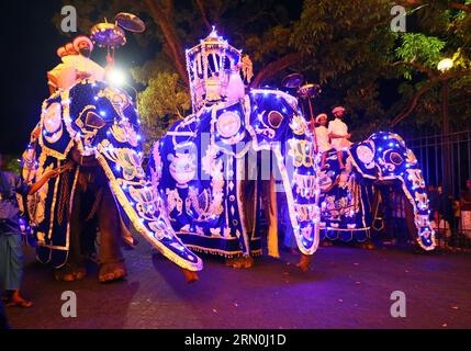 Kandy, Sri Lanka. 30. August 2023. Dekorierte Elefanten spazieren am historischen buddhistischen Zahntempel vorbei während einer Prozession zum Esala Perahera Festival in Kandy, Sri Lanka, am 30. August 2023. Quelle: Ajith Perera/Xinhua/Alamy Live News Stockfoto