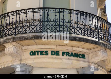 Pau, Frankreich - 08 17 2023 : Gites de france Haus Text Marke und Wandfassade Logo Zeichen des Mietzimmers Bett und Frühstück vor dem Büro der Agentur in Stockfoto