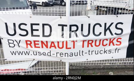 Bordeaux, Frankreich - 08 28 2023 : Renault Trucks Logo Marke und Textschild auf Flagge gebrauchte Lkws gebrauchte Lkws gebrauchte Vorderseite des Händlergeschäfts Bus Van LKW Shop Stockfoto