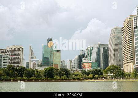 Bangkok, Thailand - 1. Juli 2023: Benchakitti Forest Park und Sukhumvit Wolkenkratzer Stockfoto