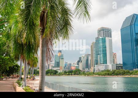 Bangkok, Thailand - 1. Juli 2023: Benchakitti Forest Park und Sukhumvit Wolkenkratzer Stockfoto