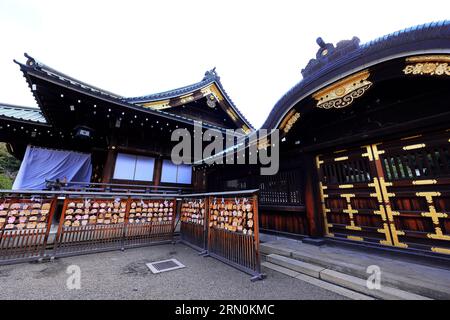 Yasukuni Jinja (Schrein im Shinto-Stil) mit FrühlingsKirschblüte (Sakura) in Chiyoda City, Tokio, japan Stockfoto