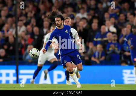 London, Großbritannien. 30. August 2023. Marc Cucurella von Chelsea in Aktion beim EFL-Carabao-Cup-Spiel in der zweiten Runde im Süden zwischen Chelsea und AFC Wimbledon in Stamford Bridge, London, England am 30. August 2023. Foto: Carlton Myrie. Nur redaktionelle Verwendung, Lizenz für kommerzielle Nutzung erforderlich. Keine Verwendung bei Wetten, Spielen oder Veröffentlichungen eines einzelnen Vereins/einer Liga/eines einzelnen Spielers. Credit: UK Sports Pics Ltd/Alamy Live News Stockfoto