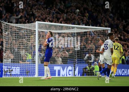 Conor Gallagher aus Chelsea verpasst eine glorreiche Chance beim EFL-Carabao-Cup in der zweiten Runde im Süden zwischen Chelsea und dem AFC Wimbledon in Stamford Bridge, London, England am 30. August 2023. Foto: Carlton Myrie. Nur redaktionelle Verwendung, Lizenz für kommerzielle Nutzung erforderlich. Keine Verwendung bei Wetten, Spielen oder Veröffentlichungen eines einzelnen Vereins/einer Liga/eines einzelnen Spielers. Stockfoto