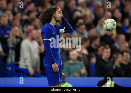 Marc Cucurella von Chelsea mit der Hand auf dem Kopf während des zweiten Runde-Süd-Spiels des EFL Carabao Cup zwischen Chelsea und AFC Wimbledon in Stamford Bridge, London, England am 30. August 2023. Foto: Carlton Myrie. Nur redaktionelle Verwendung, Lizenz für kommerzielle Nutzung erforderlich. Keine Verwendung bei Wetten, Spielen oder Veröffentlichungen eines einzelnen Vereins/einer Liga/eines einzelnen Spielers. Stockfoto