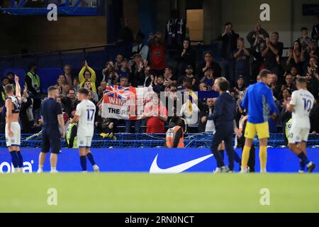 Die Fans des AFC Wimbledon applaudieren den Spielern während des EFL Carabao Cup Second Round South Match zwischen Chelsea und AFC Wimbledon in Stamford Bridge, London, England am 30. August 2023. Foto: Carlton Myrie. Nur redaktionelle Verwendung, Lizenz für kommerzielle Nutzung erforderlich. Keine Verwendung bei Wetten, Spielen oder Veröffentlichungen eines einzelnen Vereins/einer Liga/eines einzelnen Spielers. Stockfoto