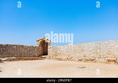 Auf der Insel Sainte-Marguerite, im Archipel von Lérins gegenüber von Cannes. Steinhäuser. Sur l'île Sainte-Marguerite, dans l'archipel de Lérins Stockfoto