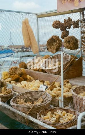 Natürliche Schwämme zum Verkauf am Hafen in Chania, Kreta, Griechenland Stockfoto