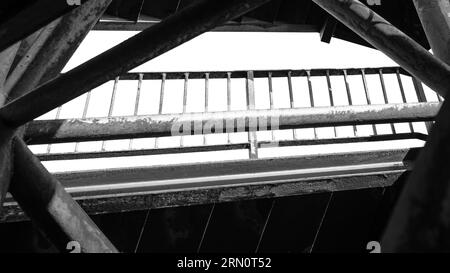 Schwarz-weiße Metallarchitektur eines Aussichtsturms, schwere Baustruktur Stockfoto