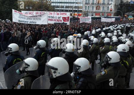 (141117) -- ATHEN, 17. Nov. 2014 -- die Polizei von Riot steht auf der Wache, während die Griechen an einem marsch zum Gedenken an den Studentenaufstand 1973 in Athen, Griechenland, 17. Nov. 2014 teilnehmen. Am Montag stießen die Aufständischen mit den Demonstranten zusammen, als mehr als 30.000 Griechen durch die Hauptstadt marschierten, um an den historischen Aufstand zu erinnern, der schließlich zum Zusammenbruch der Militärdiktatur führte. GRIECHENLAND-ATHEN-POLITIK-PROTEST MariosxLolos PUBLICATIONxNOTxINxCHN Athen 17. November 2014 Aufständische Polizei steht Garde, während griechische Prominente an einem Marsch zum Gedenken an den Studentenaufstand 1973 in Athen Griechenland 17. November 2014 teilnehmen Stockfoto