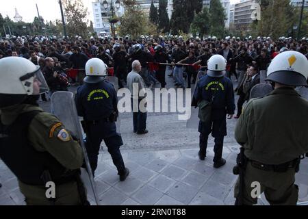 (141117) -- ATHEN, 17. Nov. 2014 -- die Polizei von Riot steht auf der Wache, während die Griechen an einem marsch zum Gedenken an den Studentenaufstand 1973 in Athen, Griechenland, 17. Nov. 2014 teilnehmen. Am Montag stießen die Aufständischen mit den Demonstranten zusammen, als mehr als 30.000 Griechen durch die Hauptstadt marschierten, um an den historischen Aufstand zu erinnern, der schließlich zum Zusammenbruch der Militärdiktatur führte. GRIECHENLAND-ATHEN-POLITIK-PROTEST MariosxLolos PUBLICATIONxNOTxINxCHN Athen 17. November 2014 Aufständische Polizei steht Garde, während griechische Prominente an einem Marsch zum Gedenken an den Studentenaufstand 1973 in Athen Griechenland 17. November 2014 teilnehmen Stockfoto