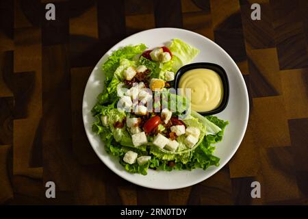 Leckere frische Salatplatte auf Platte, Hintergründe für Werbung und Tapeten in Essen und Kochszenen. Aktuelle Bilder bei Dekorationsideen. Stockfoto