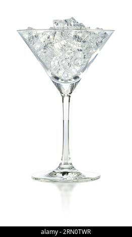 Leere Martini-Tasse mit Eiswürfeln isoliert auf weißem Hintergrund. Studio-Aufnahme. Stockfoto