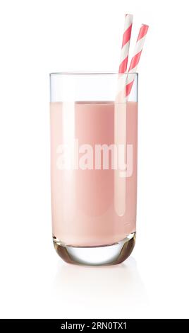 Nahaufnahme von Erdbeeren-Milchshake-Glas mit zwei Papiertrinkhalmen isoliert auf weißem Hintergrund. Stockfoto