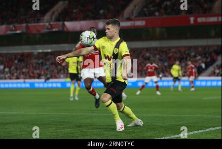 Burnley erster Mannschaftsspieler Johann Berg Gudmundsson in Aktion Nottingham Forest gegen Burnley FC im City Ground Nottingham für das Carabao Cup Spiel 30 Aug 2023 Stockfoto