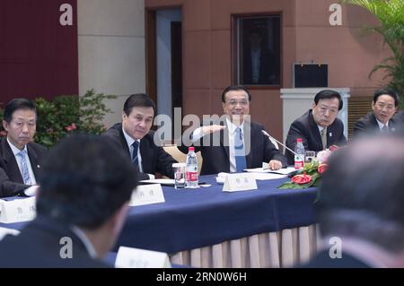 (141120) --HANGZHOU, 20. November 2014 -- der chinesische Premier Li Keqiang (C hinten) spricht während seines Treffens mit Vertretern, die an der World Internet Conference in Hangzhou, der Hauptstadt der ostchinesischen Provinz Zhejiang, am 20. November 2014 teilnahmen. ) (hdt) CHINA-HANGZHOU-LI KEQIANG-INTERNET-KONFERENZ (CN) WangxYe PUBLICATIONxNOTxINxCHN Hangzhou 20. November 2014 Chinesischer Premier links Keqiang C Rear spricht während seines Treffens mit Vertretern, die an der World Internet Conference in Hangzhou, Hauptstadt von Ostchina, S Zhejiang, teilnehmen 20. November 2014 HDT China Hangzhou verließ die Keqiang Internet Conference CN WangXPU Stockfoto
