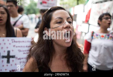 (141120) -- BUENOS AIRES, mexikanische Leute schreien Parolen während einer Kundgebung, die die sichere Rückkehr der 43 vermissten mexikanischen Studenten vor der mexikanischen Botschaft in Buenos Aires, Argentinien, am 20. November 2014 fordert. Martin Zabala) (jg) ARGENTINIEN-BUENOS AIRES-MEXICO-SOCIETY-RALLY e MARTINxZABALA PUBLICATIONxNOTxINxCHN Buenos Aires MEXIKANISCHE Prominente brüllen Parolen während einer Rallye, die die sichere Rückkehr der 43 vermissten MEXIKANISCHEN Studenten außerhalb der MEXIKANISCHEN Botschaft in Buenos Aires Argentinien fordert 20. November 2014 Martin Zabala JG Argentina Buenos Aires Mexico Society Rally e MartinXZabixBLINNCH Stockfoto