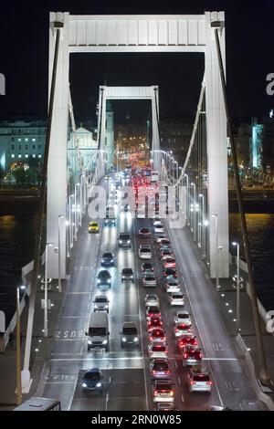 (141121) -- BUDAPEST, Foto aufgenommen am 20. November 2014, zeigt die Elisabeth-Brücke in Budapest, Ungarn. In diesem Jahr jährt sich zum 50. Mal die neue Elisabethbrücke, die am 21. November 1964 übergeben wurde. Benannt wurde es nach Elisabeth von Bayern, einer beliebten Königin von Ungarn und Kaiserin von Österreich, die 1898 ermordet wurde. Die ursprüngliche Elisabeth-Brücke wurde zwischen 1897 und 1903 erbaut und am 18. Januar 1945 von zurückziehenden Wehrmachtsappern gesprengt. Die Brücke am engsten Teil der Donau im Budapester Raum verbindet Buda und Pest. ) (LMZ) UNGARN-BUDAPEST-ELISABETH-BRÜCKE Stockfoto