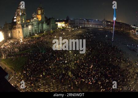 (141120) -- MEXIKO-STADT, 20. November 2014 -- Menschen nehmen an einer Demonstration Teil, die die sichere Rückkehr der 43 vermissten Schüler des Raul Isidro Burgos Rural Teachers College von Ayotzinapa in Mexiko-STADT, Hauptstadt von Mexiko, am 20. November 2014 fordert. Im Rahmen der Gedenkfeier zum 104. Jahrestag des Beginns der mexikanischen Revolution nahmen verschiedene Sozial- und Studentenorganisationen an Protesten, Märschen, und Blockaden im Flughafenbereich und in verschiedenen Teilen des Landes, die die sichere Rückkehr der 43 vermissten Studenten des Raul Isidro Burgos Rural Teachers College von forderten Stockfoto