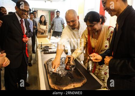 (141121) -- NEU DELHI, 21. November 2014 -- Wei Lizhong (3. R), ein repräsentativer Erben des immateriellen kulturellen Erbes von Zhejiang und Direktor der Hangzhou Shi Zhu Zhai Galerie, zeigt den Holzschnitt an Frau Jasminder Kasturia (2. R) bei der Heavenly Creations - Ausstellung über das immaterielle Kulturerbe der chinesischen Provinz Zhejiang, in der All India Fine Arts and Crafts Society in New Delhi, der indischen Hauptstadt, 21. November 2014. Die fünftägige Ausstellung, die hier am Freitag mit einer Auswahl an typischen immateriellen Kulturerben von Zhejiang begann, zeigt eine Integration statischer Kunst Stockfoto