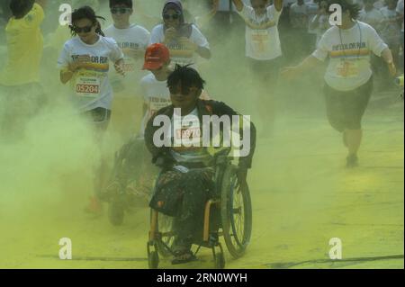 Die Läufer nehmen am 23. November 2014 an einem Farbenlauf in Jakarta, Indonesien, Teil. Color Run, bekannt als glücklichste 5k auf dem Planeten, ist ein einzigartiger Laufwettbewerb, der das Element von Gesundheit, Glück und Selbstausdruck betont. ) (SP)INDONESIA-JAKARTA-COLOR RUN VerixSanovri PUBLICATIONxNOTxINxCHN LÄUFER nehmen an einem Color Run Event in Jakarta Indonesien AM 23. November 2014 Color Run bekannt als Happiest 5k ON the Planet IST ein einzigartiger Run Competition Thatcher betont das Item of Health HAPPINESS and Self SP Indonesien Jakarta Color Expression PUBLICATIONxNOTxINxCHN Stockfoto