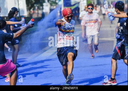 Ein Läufer wird während eines Farbraums in Jakarta, Indonesien, am 23. November 2014 mit Farbpudern besprüht. Color Run, bekannt als glücklichste 5k auf dem Planeten, ist ein einzigartiger Laufwettbewerb, der das Element von Gesundheit, Glück und Selbstausdruck betont. ) (SP)INDONESIA-JAKARTA-COLOR RUN VerixSanovri PUBLICATIONxNOTxINxCHN ein Runner WIRD während eines Color Run Events in Jakarta Indonesien AM 23. November 2014 von Farbpudern besprüht Color Run bekannt als glücklichste 5k AUF dem Planeten IST ein einzigartiger Run Competition Thatcher betont das Element Gesundheit GLÜCK und Selbstausdruck SP Indonesien Jakarta Color führen Sie PUBLICATI aus Stockfoto