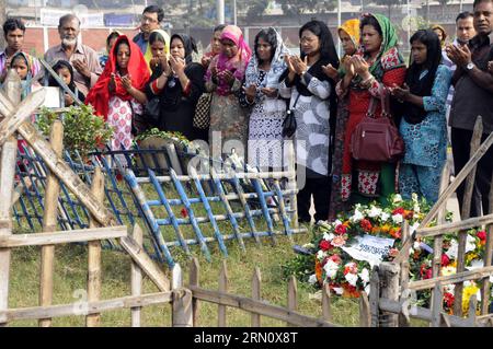 Verwandte von Opfern, die bei einem Brand in der Bekleidungsfabrik Tazreen ums Leben kamen, und Überlebende beten anlässlich des zweijährigen Jahrestages des Unfalls in Dhaka, Bangladesch, 24. November 2014. Mindestens 111 Menschen wurden nach einem verheerenden Fabrikbrand bei Tazreen Fashion Limited am Stadtrand von Dhaka am 24. November 2012 getötet. ) BANGLADESCH-DHAKA-BEKLEIDUNGSFABRIK-FEUERDEMONSTRATION ScharifulxIslam PUBLICATIONxNOTxINxCHN Angehörige von Opfern, die bei einem Brandunfall in der Bekleidungsfabrik ums Leben kamen, und Überlebende beten, um den zweijährigen Jahrestag des Unfalls in Dhaka Bangladesch am 24. November 2014 mindestens 111 zu feiern Stockfoto