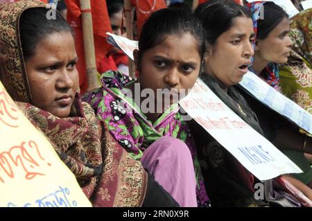 Verwandte von Opfern, die bei einem Brand in der Bekleidungsfabrik Tazreen ums Leben kamen, trauern während einer Demonstration, die eine angemessene Entschädigung vor dem National Press Club in Dhaka, Bangladesch, 24. November 2014 forderte. Mindestens 111 Menschen wurden nach einem verheerenden Fabrikbrand bei Tazreen Fashion Limited am Stadtrand von Dhaka am 24. November 2012 getötet. ) BANGLADESCH-DHAKA-BEKLEIDUNGSFABRIK-FEUERDEMONSTRATION SharifulxIslam PUBLICATIONxNOTxINxCHN Verwandte von Opfern, die bei einem Brandunfall IN der Bekleidungsfabrik Morne während einer Demonstration starben, die eine angemessene Entschädigung vor der Nationalen P forderte Stockfoto