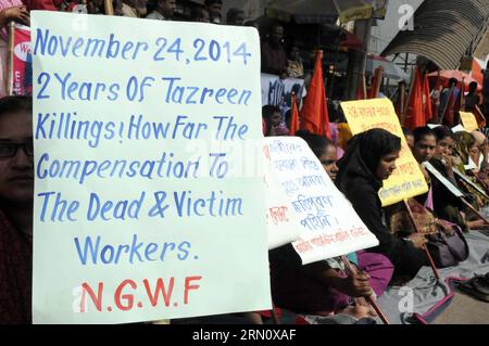 Verwandte von Opfern, die bei einem Brand in der Bekleidungsfabrik Tazreen ums Leben kamen, trauern während einer Demonstration, die eine angemessene Entschädigung vor dem National Press Club in Dhaka, Bangladesch, 24. November 2014 forderte. Mindestens 111 Menschen wurden nach einem verheerenden Fabrikbrand bei Tazreen Fashion Limited am Stadtrand von Dhaka am 24. November 2012 getötet. ) BANGLADESCH-DHAKA-BEKLEIDUNGSFABRIK-FEUERDEMONSTRATION SharifulxIslam PUBLICATIONxNOTxINxCHN Verwandte von Opfern, die bei einem Brandunfall IN der Bekleidungsfabrik Morne während einer Demonstration starben, die eine angemessene Entschädigung vor der Nationalen P forderte Stockfoto