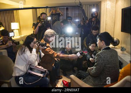 Der chinesische Sänger Zhang Jie erhält ein Interview, nachdem er den internationalen Artist of the Year Award während der 42. Jährlichen American Music Awards im Nokia Theatre in Los Angeles, USA, am 23. November 2014 angenommen hat. US-AMERIKANISCHER MUSIKPREIS-CHINESISCHER SÄNGER-ZHANG JIE YangxLei PUBLICATIONxNOTxINxCHN Chinese Singer Zhang JIE erhält Interview, nachdem er den International Artist of the Year Award während der 42. Jährlichen American Music Awards IM Nokia Theatre in Los Angeles angenommen hat. Die USA 23. November 2014 US American Music Awards Chinese Singer Zhang Jie PUBLICATIONxNOTxINxCHN Stockfoto