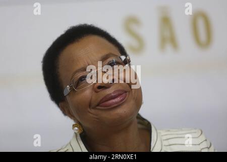 141124 -- SAO PAULO, 24. November 2014 -- die Witwe des ehemaligen südafrikanischen Präsidenten Nelson Mandela Graca Machel reagiert auf eine Pressekonferenz in der Zumbi dos Palmares Universität in Sao Paulo, Brasilien, am 23. November 2014. Rahel Patrasso jp BRAZIL-SAO PAULO-SOUTH AFRICA-GRACA MACHEL e RahelxPatrasso PUBLICATIONxNOTxINxCHN Stockfoto