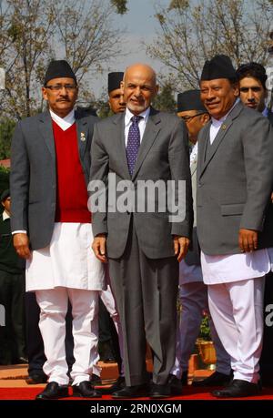 (141125) -- KATHMANDU, 25. November 2014 -- der stellvertretende nepalesische Premierminister Prakash man Singh (R, Front) begrüßt den afghanischen Präsidenten Mohammad Ashraf Ghani (C, Front) zum 18. Gipfeltreffen der Südasiatischen Vereinigung für regionale Zusammenarbeit (SAARC) am Tribhuwan International Airport in Kathmandu, Nepal, 25. November 2014. Nach zwei Jahren Verschiebung wird die SAARC am 26. Und 27. November ihren 18. Gipfel in Nepals Hauptstadt Kathmandu erleben. ) NEPAL-KATHMANDU-SAARC-GIPFEL SunilxSharma PUBLICATIONxNOTxINxCHN Kathmandu Nov 25 2014 Nepalesische Stellvertretende Premierminister Prakash man Singh r Front begrüßt afghanischen Präsidenten Moham Stockfoto