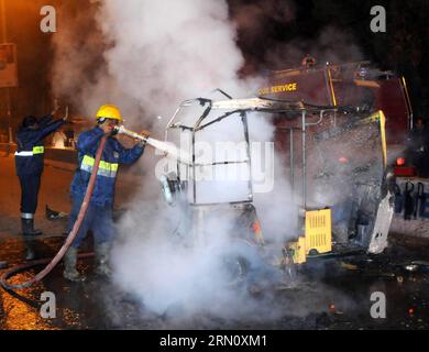 (141125) -- KARACHI, 25. November 2014 -- Feuerwehrleute versuchen, das Feuer einer brennenden Auto-Rikscha am Sprengort in der südpakistanischen Hafenstadt Karachi am 25. November 2014 zu löschen. Mindestens eine Person wurde getötet und sechs weitere wurden verletzt, als am Dienstagabend eine Bombe in einem Motorrad in der Nähe eines Polizeibusses in Karachi explodierte, berichteten lokale Medien. PAKISTAN-KARACHI-EXPLOSION Masroor PUBLICATIONxNOTxINxCHN Karachi Nov 25 2014 Feuerwehrleute versuchen, das Feuer einer brennenden Auto-Rikscha AM Blast-Standort in der südpakistanischen Hafenstadt Karachi AM 25 2014. November mindestens eine Person zu löschen, was Stockfoto