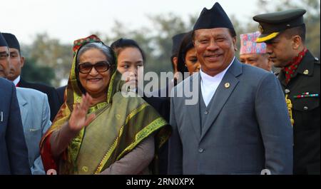 (141125) -- KATHMANDU, 25. November 2014 -- der stellvertretende nepalesische Premierminister Prakash man Singh (R Front) ist der bangladeschische Premierminister Sheikh Hasina (L, Front) bei ihrer Ankunft zum 18. Gipfeltreffen der Südasiatischen Vereinigung für regionale Zusammenarbeit (SAARC) am Tribhuwan International Airport (TIA) in Kathmandu, Nepal, 25. November 2014. Nach zwei Jahren Verschiebung wird die SAARC am 25. Und 27. November ihren 18. Gipfel in Nepals Hauptstadt Kathmandu erleben. ) NEPAL-KATHMANDU-SAARC GIPFELTREFFEN SunilxSharma PUBLICATIONxNOTxINxCHN Kathmandu Nov 25 2014 Nepalesische Stellvertretende Premierminister Prakash man Singh r Front Stockfoto