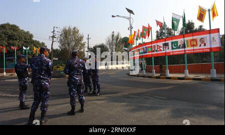 (141126) -- KATHMANDU, 26. November 2014 -- Sicherheitspersonal überwacht den Haupthafen des 18. Gipfeltreffens der Südasiatischen Vereinigung für regionale Zusammenarbeit (SAARC) im Rathaus in Kathmandu, Nepal, 26. November 2014. ) NEPAL-KATHMANDU-SAARC GIPFEL-SICHERHEIT SunilxSharma PUBLICATIONxNOTxINxCHN Kathmandu Nov 26 2014 Sicherheitspersonal-Garde Hauptort des 18. SAARC-Gipfels der Südasiatischen Vereinigung für regionale Zusammenarbeit IM Rathaus in Kathmandu Nepal Nov 26 2014 Nepal Kathmandu SAARC-Gipfel Sicherheit PUBLICATIONxNOTxINxCHN Stockfoto