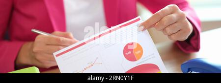 Geschäftsfrau, die im Büro mit Finanz- und Marketingdokumenten arbeitet Stockfoto