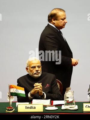 (141126) -- KATHMANDU, 26. November 2014 -- der pakistanische Premierminister Nawaz Sharif geht am indischen Premierminister Narendra Modi während der Eröffnungssitzung des 18. Gipfels der Südasiatischen Vereinigung für regionale Zusammenarbeit (SAARC) im Rathaus in Kathmandu, Nepal, am 26. November 2014 vorbei. Der 18. Gipfel der SAARC begann hier am Mittwoch mit dem Schwerpunkt auf Fragen der regionalen Sicherheit, des Handels und der Integration. ) NEPAL-KATHMANDU-SAARC SUMMIT Pool/NarendraxShrestha PUBLICATIONxNOTxINxCHN Kathmandu Nov 26 2014 der pakistanische Premierminister Nawaz Sharif geht während der Openi an den indischen Premierministern Narendra Modes vorbei Stockfoto