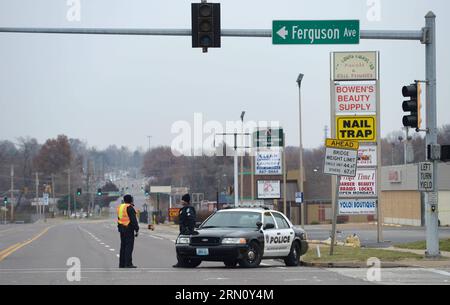 AKTUELLES ZEITGESCHEHEN Todesfall Michael Brown: Tag nach den nächtlichen Ausschreitungen in Ferguson (141126) -- FERGUSON, 26. November 2014 -- Polizisten stehen auf einer gesperrten Straße Wache, die zu dem Tatort führt, an dem Michael Brown in Ferguson, St. Louis County, Missouri, USA, 26. November 2014. Ferguson steht vor Unruhen, als Thanksgiving-Feiertage naht.) US-FERGUSON-THANKSGIVING EVE YinxBogu PUBLICATIONxNOTxINxCHN Nachrichten aktuelle Ereignisse Tod Michael Brown Tag nach den nächtlichen Unruhen in Ferguson Ferguson Nov 26 2014 Polizisten stehen Wache AUF einer geschlossenen Straße, die zur Szene führt, wo Michael Stockfoto