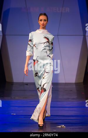 BUDAPEST, 26. November 2014 -- Ein Modell präsentiert eine Kreation des britischen Designers Adam X Atelier während der Budapest Fashion Week in Budapest, Ungarn am 26. November 2014. ) UNGARN-BUDAPEST-FASHION WEEK AttilaxVolgyi PUBLICATIONxNOTxINxCHN Budapest Nov 26 2014 ein Model präsentiert eine Kreation der britischen Designer Adam X Studio während der Budapest Fashion Week in Budapest Ungarn AM November 26 2014 Budapest Fashion Week ATTILAxVOLGYI PUBLICATIONxNOTxINxCHN Stockfoto