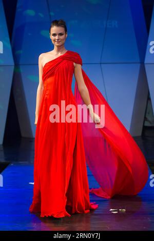 BUDAPEST, 26. November 2014 -- Ein Modell präsentiert eine Kreation des britischen Designers Adam X Atelier während der Budapest Fashion Week in Budapest, Ungarn am 26. November 2014. ) UNGARN-BUDAPEST-FASHION WEEK AttilaxVolgyi PUBLICATIONxNOTxINxCHN Budapest Nov 26 2014 ein Model präsentiert eine Kreation der britischen Designer Adam X Studio während der Budapest Fashion Week in Budapest Ungarn AM November 26 2014 Budapest Fashion Week ATTILAxVOLGYI PUBLICATIONxNOTxINxCHN Stockfoto
