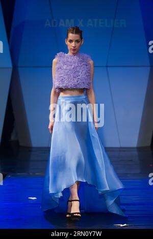 BUDAPEST, 26. November 2014 -- Ein Modell präsentiert eine Kreation des britischen Designers Adam X Atelier während der Budapest Fashion Week in Budapest, Ungarn am 26. November 2014. ) UNGARN-BUDAPEST-FASHION WEEK AttilaxVolgyi PUBLICATIONxNOTxINxCHN Budapest Nov 26 2014 ein Model präsentiert eine Kreation der britischen Designer Adam X Studio während der Budapest Fashion Week in Budapest Ungarn AM November 26 2014 Budapest Fashion Week ATTILAxVOLGYI PUBLICATIONxNOTxINxCHN Stockfoto