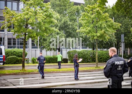 München, Deutschland. 29. August 2023. Am 29. August blockierten 2023 Aktivisten der letzten Generation mehrere Straßen in München. Die LastGen sieht die bayerischen Politiker als schlimmste Klimapolitik-Blockierer. Ferner fordert die letzte Generation eine Geschwindigkeitsbegrenzung von 100 km/h auf Autobahnen, die Einführung eines neun-Euro-Tickets und einen Rat der Klimagesellschaft. (Foto: Alexander Pohl/SIPA USA) Credit: SIPA USA/Alamy Live News Stockfoto