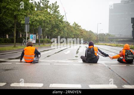 München, Deutschland. 29. August 2023. Am 29. August blockierten 2023 Aktivisten der letzten Generation mehrere Straßen in München. Die LastGen sieht die bayerischen Politiker als schlimmste Klimapolitik-Blockierer. Ferner fordert die letzte Generation eine Geschwindigkeitsbegrenzung von 100 km/h auf Autobahnen, die Einführung eines neun-Euro-Tickets und einen Rat der Klimagesellschaft. (Foto: Alexander Pohl/SIPA USA) Credit: SIPA USA/Alamy Live News Stockfoto