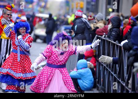 (141127) -- NEW YORK, 27. November 2014 -- Menschen nehmen an der 88. Macy s Thanksgiving Day Parade in New York, USA, 27. November 2014 Teil. ) U.S.-NEW YORK-THANKSGIVING-PARADE WangxLei PUBLICATIONxNOTxINxCHN New York Nov 27 2014 Prominente nehmen an der 88. Macy S Thanksgiving-Parade in New York Teil die United States Nov 27 2014 U S New York Thanksgiving Day Parade PUBLICATIONxNOTxINxCHN Stockfoto