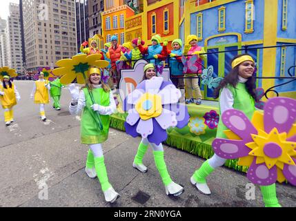 (141127) -- NEW YORK, 27. November 2014 -- Menschen nehmen an der 88. Macy s Thanksgiving Day Parade in New York, USA, 27. November 2014 Teil. ) U.S.-NEW YORK-THANKSGIVING-PARADE WangxLei PUBLICATIONxNOTxINxCHN New York Nov 27 2014 Prominente nehmen an der 88. Macy S Thanksgiving-Parade in New York Teil die United States Nov 27 2014 U S New York Thanksgiving Day Parade PUBLICATIONxNOTxINxCHN Stockfoto
